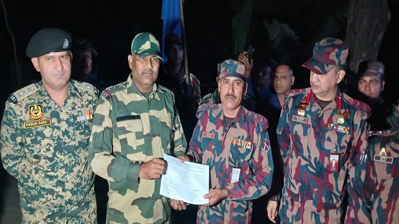 সোনামসজিদ সীমান্তে পুশইনের শিকার অন্ত:সত্তা ভারতীয় নারী সোনালীকে বিএসএফ’র নিকট হস্তান্তর বিজিবির   